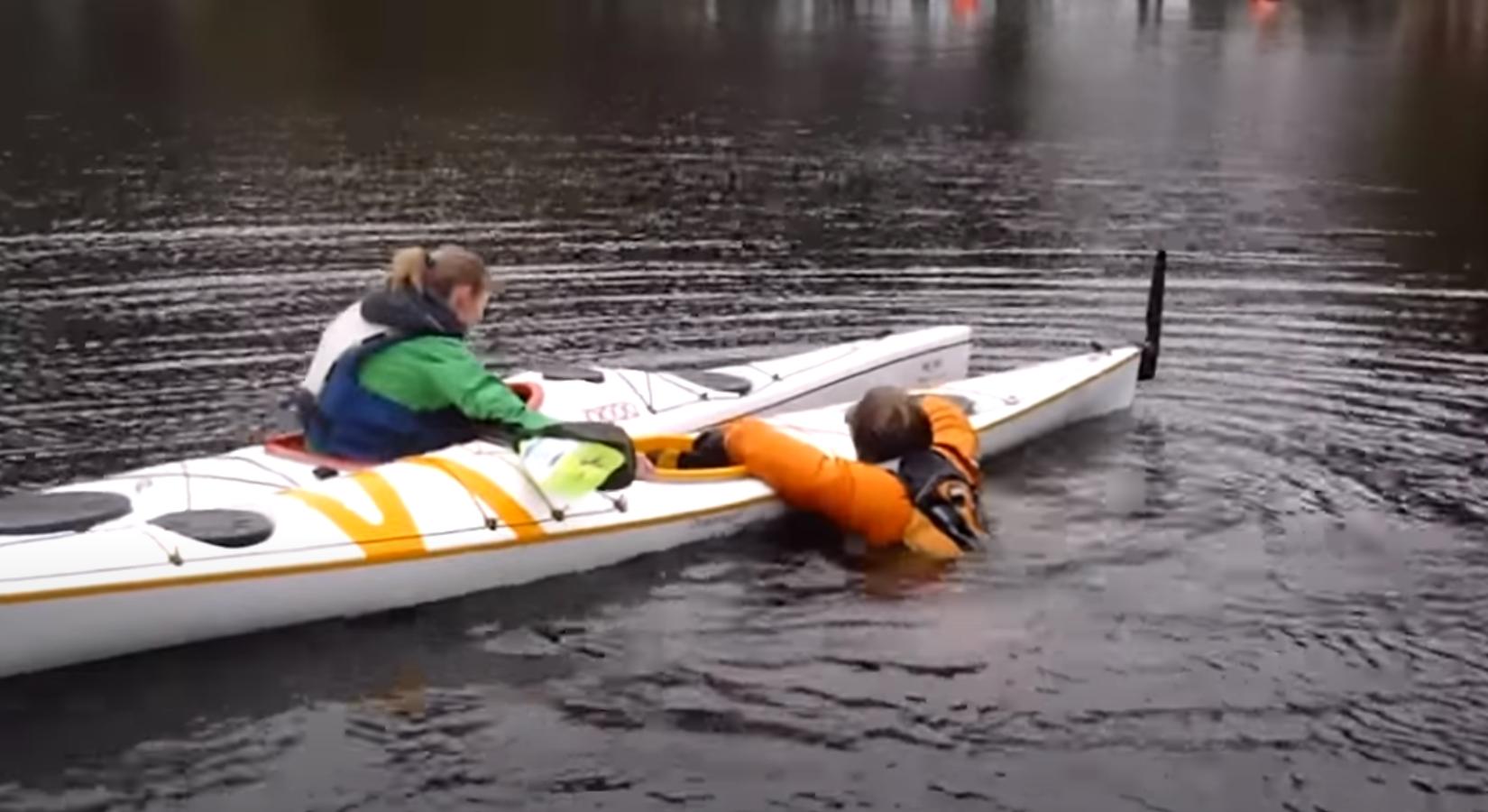 Hur gör man kamraträddning i kajak?-Kajaksidan
