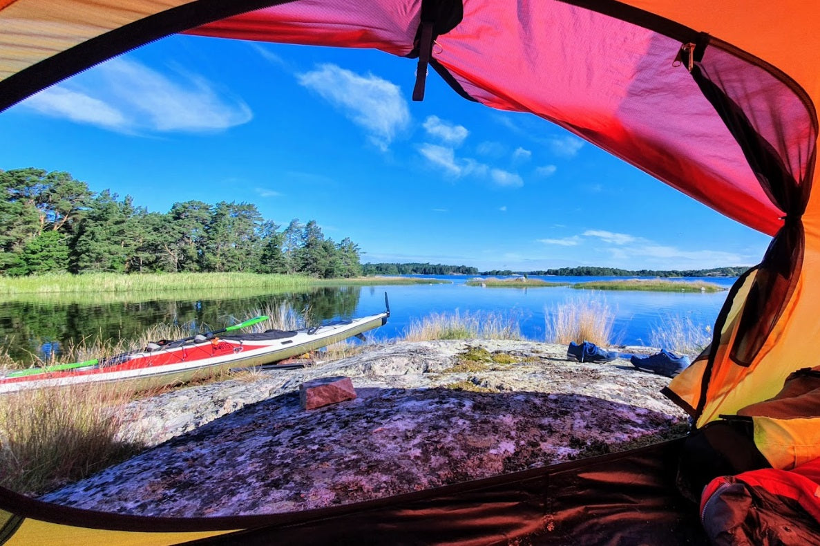 Kajak sedd från tält under en paddeltur