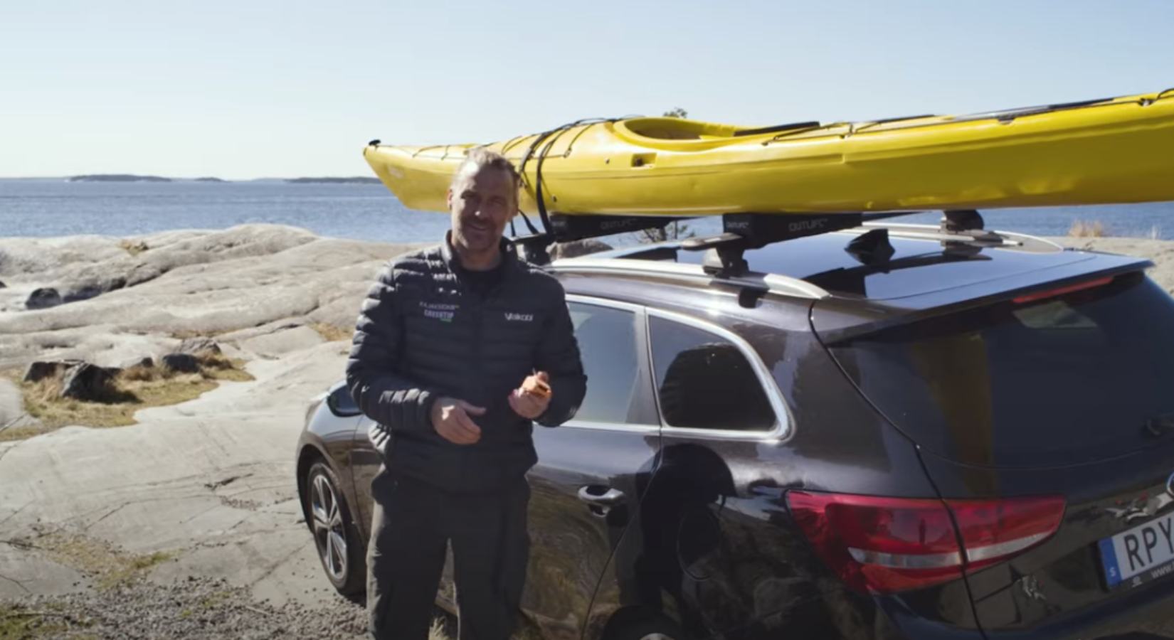 Hur spänner man fast en kajak på biltaket?-Kajaksidan