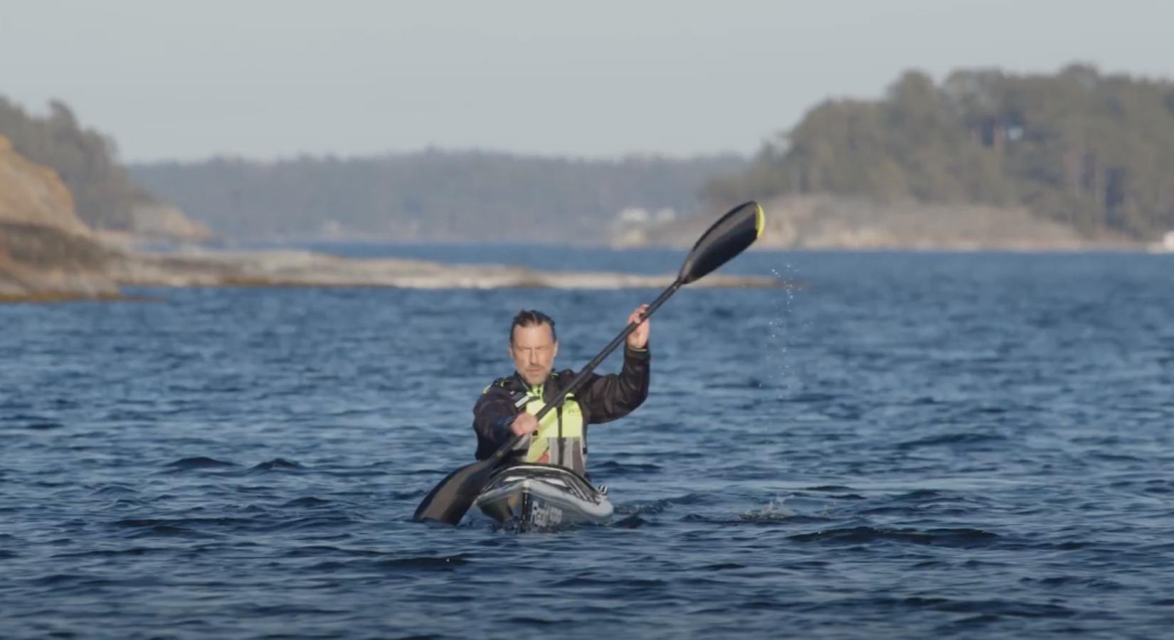 Vilken vinkel på paddeln ska jag ha när jag paddlar kajak?
